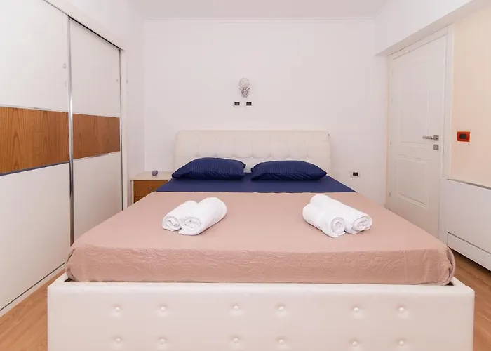 Exclusive Τίρανα