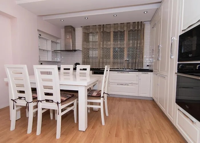 Exclusive * Τίρανα